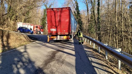 Le operazioni dei vigili del fuoco per liberare il tir Le operazioni dei vigili del fuoco per liberare il tir
