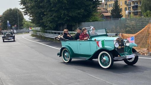 FOTO e VIDEO - Le auto storiche entrano in Varese per festeggiare i 100 anni dell'A8
