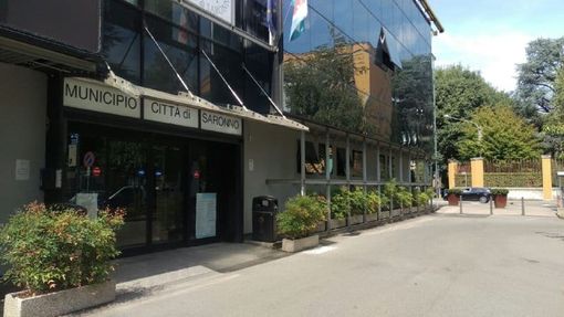 Saronno, passante aggredito a calci, pugni e bottigliate davanti al municipio