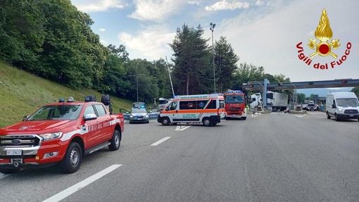 FOTO. Arona, camion sfonda un casello alla barriera autostradale