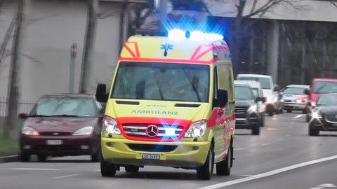 Incidente sul lavoro in Ticino: operaio si ribalta con il muletto, è grave