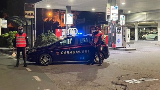 Follia sul lago Maggiore: danneggia decine di auto e punta un fucile contro i carabinieri, arrestato uno svizzero