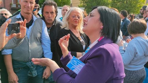 Torteria di Chivasso: folla, striscioni e dediche sui vetri per la titolare Rosanna Spatari. La vicinanza di Italexit e di Paragone (FOTO e VIDEO)