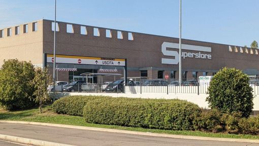 Saronno, ruba duemila euro di spazzolini e lamette all’Esselunga: in manette 20enne