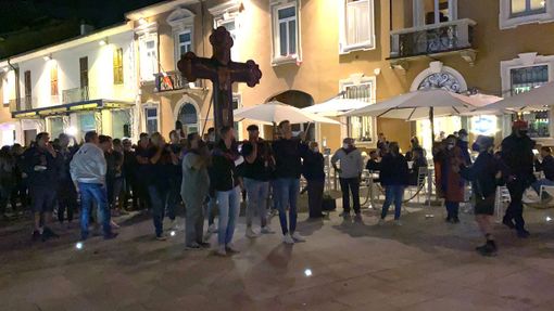 Flora, la gioia, la festa in una gelida sera di settembre