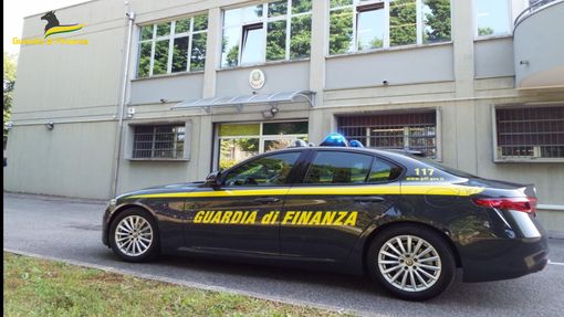 Finto cieco sorpreso al volante insieme a un altro falso invalido: arrestati per truffa. I due avevano anche il reddito di cittadinanza Finto cieco sorpreso al volante insieme a un altro falso invalido: arrestati per truffa. I due avevano anche il reddito di cittadinanza