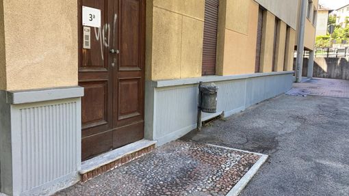 Un'altra missione compiuta dal consigliere Esposito, ripuliti i graffiti alla scuola di Bosto