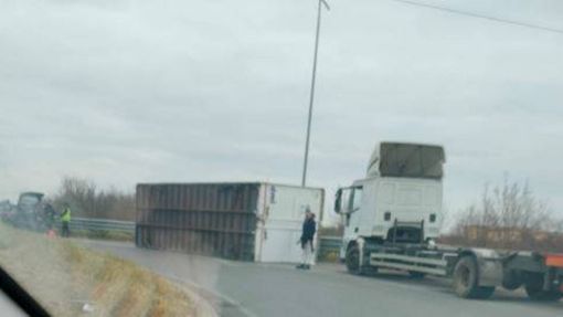 Rovellasca, camion perde il container all'incrocio