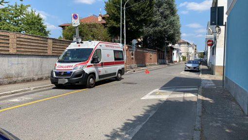 Il luogo dell'incidente in via Bellini, poco dopo l'intervento dei soccorsi