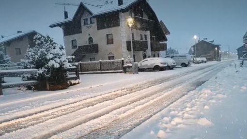 La situazione a Livigno alle prime ore di questa mattina (foto tratta dalla pagina Facebook &quot;Livigno is magic&quot;). Sotto in gallery Riale di Formazza al risveglio