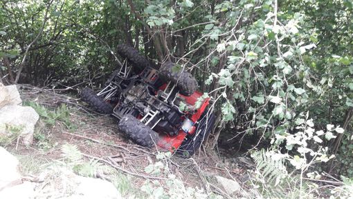 FOTO. Baceno, si ribaltano con il quad mentre trasportano della legna e restano bloccati sotto il veicolo FOTO. Baceno, si ribaltano con il quad mentre trasportano della legna e restano bloccati sotto il veicolo