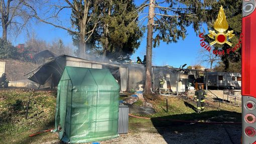 Incendio in un campo nomadi a Cassano Magnago: soccorsi due ragazzi Incendio in un campo nomadi a Cassano Magnago: soccorsi due ragazzi