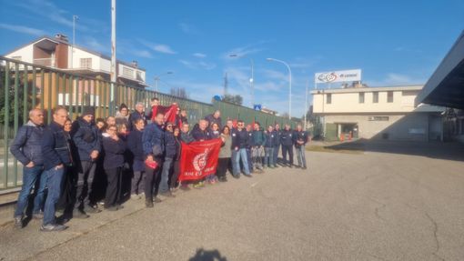 Il presidio dei lavoratori della ArgoClima di Gallarate Il presidio dei lavoratori della ArgoClima di Gallarate