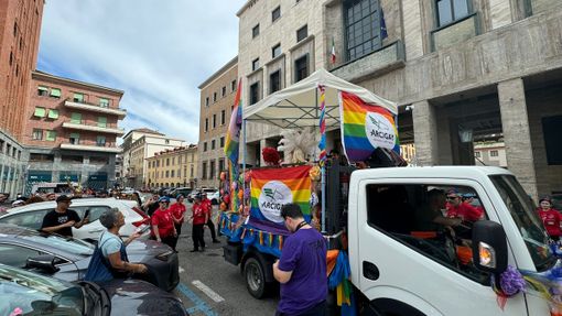 Il corteo del Pride nel cuore di Varese (Foto e video di Alessandro Umberto Galbiati)