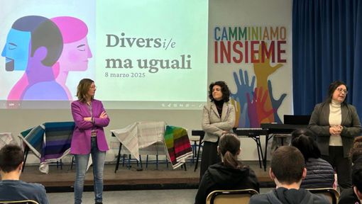 La dirigente dell’Ic Bertacchi, dott.ssa Grazia Magazzù e le avvocate di ADGI, Sara Zarini e Marilena Desca La dirigente dell’Ic Bertacchi, dott.ssa Grazia Magazzù e le avvocate di ADGI, Sara Zarini e Marilena Desca