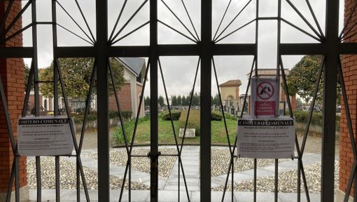 L'ingresso del cimitero di Gorla Maggiore e il cartello di divieto di accesso agli animali, ben visibile
