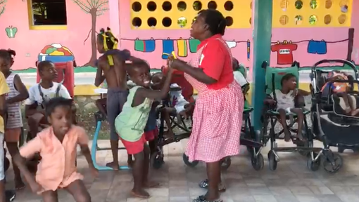 I canti, i sorrisi, che coinvolgono anche i più piccoli