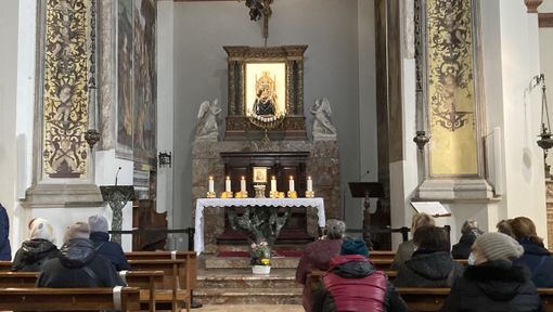 Aspettando la preghiera insieme in Santa Maria: l'icona, sotto la statua della Madonna dell'Aiuto
