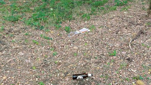 Ancora rifiuti vicino alla Cascina dei Poveri. Spunta persino una sacca di urina