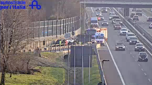 I soccorsi allo svincolo (foto dalla webcam di Autostrade per l'Italia) I soccorsi allo svincolo (foto dalla webcam di Autostrade per l'Italia)