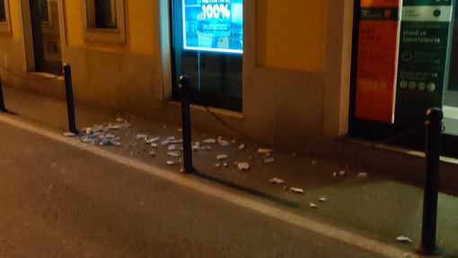 I calcinacci caduti a Jerago con Orago sul camminamento pedonale di via Matteotti I calcinacci caduti a Jerago con Orago sul camminamento pedonale di via Matteotti