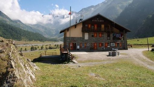 Il rifugio criticato dai turisti per l'assenza dei servizi igienici in camera: «Da noi accoglienza vera e calorosa, ma non siamo un hotel...»