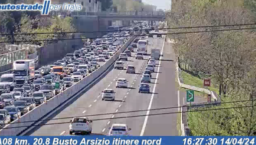 Il traffico questo pomeriggio in A8 tra le uscite di Busto e Castellanza (foto Autostrade per l'Italia) Il traffico questo pomeriggio in A8 tra le uscite di Busto e Castellanza (foto Autostrade per l'Italia)