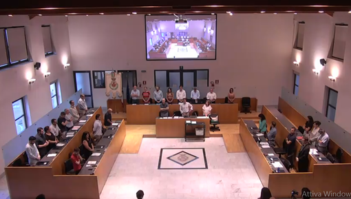 Il minuto di silenzio osservato dall'aula per Edoardo Guenzani Il minuto di silenzio osservato dall'aula per Edoardo Guenzani