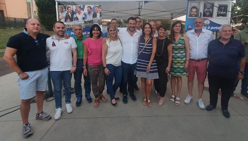 Salvini con i sindaci della Lega. Sotto, le foto scattate a Caronno e Arcisate Salvini con i sindaci della Lega. Sotto, le foto scattate a Caronno e Arcisate