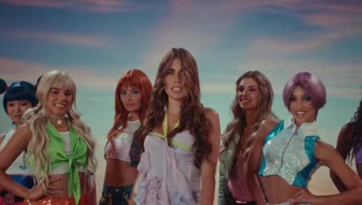 Clara canta la sigla delle Winx