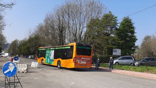 Domenica difficile alla Schiranna: «Code infinite, auto contromano e militari che urlavano»