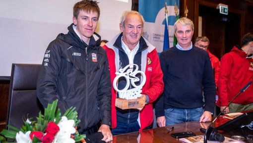 Pogacar: «Venti forature, 5 o 6 ruote rotte. Non vedevamo la strada, impossibile continuare» Pogacar: «Venti forature, 5 o 6 ruote rotte. Non vedevamo la strada, impossibile continuare»