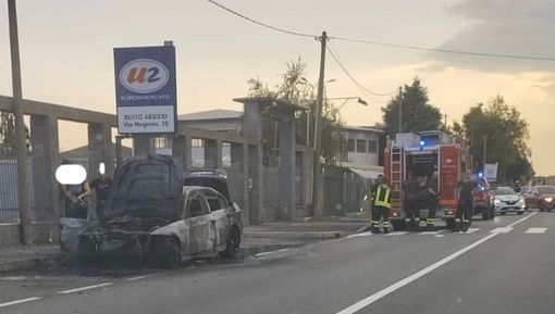 Auto distrutta dalle fiamme a Busto