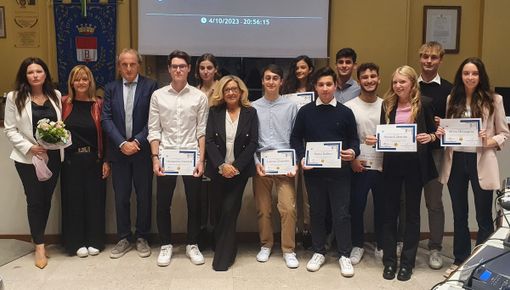 Premiati gli studenti più meritevoli del liceo scientifico. Il sindaco: «Continuate così, Busto ha bisogno di voi»