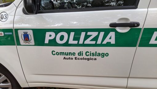 Occupano la casa di un’anziana ricoverata in ospedale: la polizia locale scopre anche droga e armi