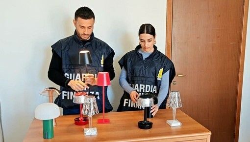 La Finanza sequestra 6.500 oggetti di design contraffatti in tutta Italia: 14 denunce. Coinvolta anche la provincia di Varese La Finanza sequestra 6.500 oggetti di design contraffatti in tutta Italia: 14 denunce. Coinvolta anche la provincia di Varese
