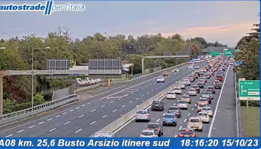 Le code in Autolaghi a causa dell'incidente di questo pomeriggio (foto dalla webcam di Autostrade per l'Italia) Le code in Autolaghi a causa dell'incidente di questo pomeriggio (foto dalla webcam di Autostrade per l'Italia)