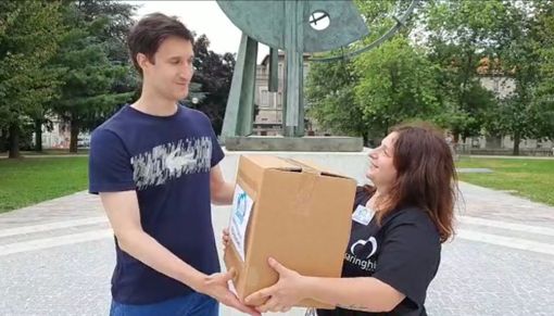 Sara Vega consegna i prodotti al consigliere comunale Andrea Pisani Sara Vega consegna i prodotti al consigliere comunale Andrea Pisani