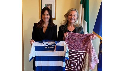L’eurodeputata Tovaglieri alla Casa Bianca. Con la maglia della Pro Patria e la coperta di Viva Vittoria L’eurodeputata Tovaglieri alla Casa Bianca. Con la maglia della Pro Patria e la coperta di Viva Vittoria