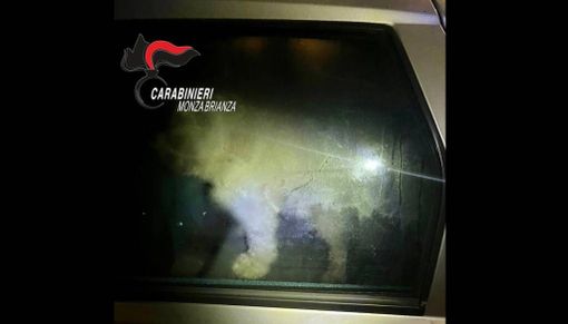 Il barboncino abbandonato al freddo in auto e salvato dai carabinieri Il barboncino abbandonato al freddo in auto e salvato dai carabinieri