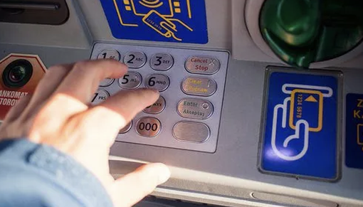 Saronno, truffa al bancomat: anziano derubato Saronno, truffa al bancomat: anziano derubato