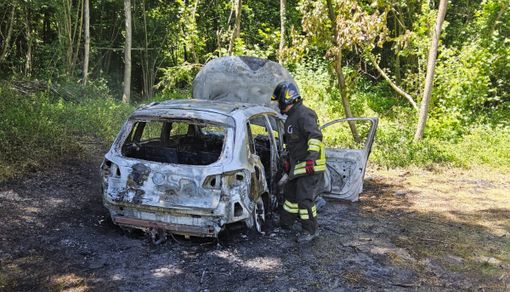 Cade un tizzone nel baule, auto distrutta dalle fiamme