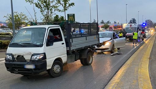 FOTO. Scontro tra un’auto e un camioncino in via Busto Fagnano