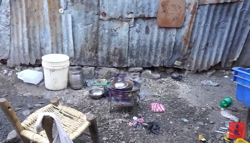 Le baracche nel servizio di LP Production e il centro dove trova rifugio la popolazione