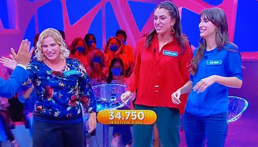 L'inchino di Rai 1 alle tre ragazze d'oro della provincia di Varese. Vinti 135 mila euro totali grazie a un'intesa vincente da record L'inchino di Rai 1 alle tre ragazze d'oro della provincia di Varese. Vinti 135 mila euro totali grazie a un'intesa vincente da record