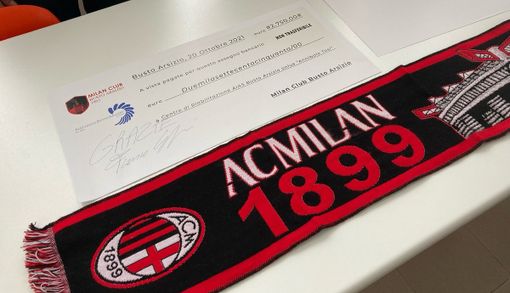 L'assegno e il ringraziamento di Aias al Milan Club Busto Arsizio. Sotto: la foto di gruppo e la copertina del volumetto