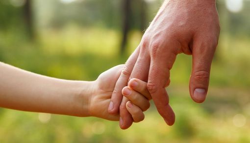 Papà di adolescenti si raccontano in un video sull’essere educatori in famiglia