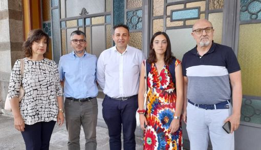 I consiglieri Pd davanti all'ingresso storico dell'ospedale gallaratese