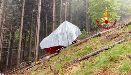 Incidente al Mottarone, operato il bimbo: «E' sopravvissuto perché il papà lo ha avvolto in un abbraccio»