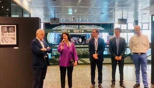 A Malpensa una mostra che celebra Milano e il suo “viaggio” negli anni